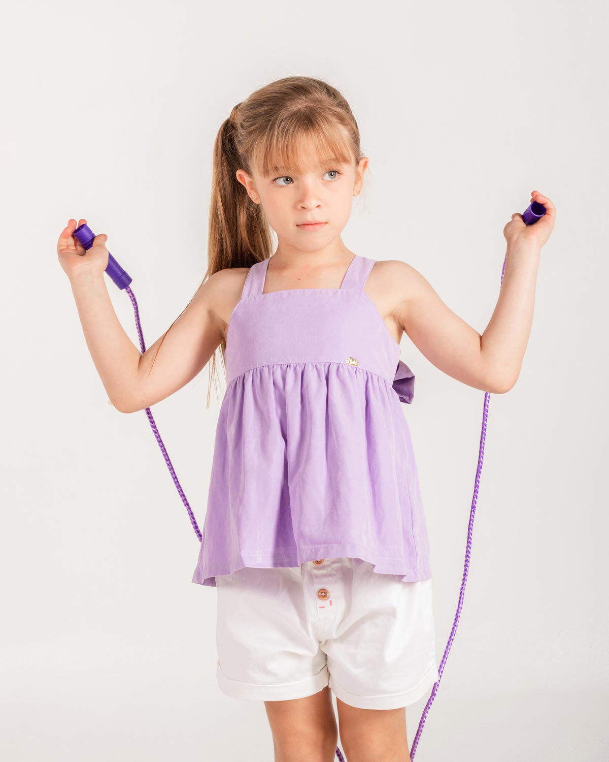 Blusa lila de tiras con moño en espalda para niña
