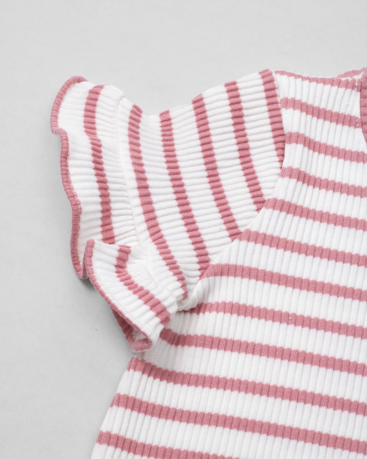 Blusa de rayas rosas con boleritos en mangas y estampado de cerezas para niña