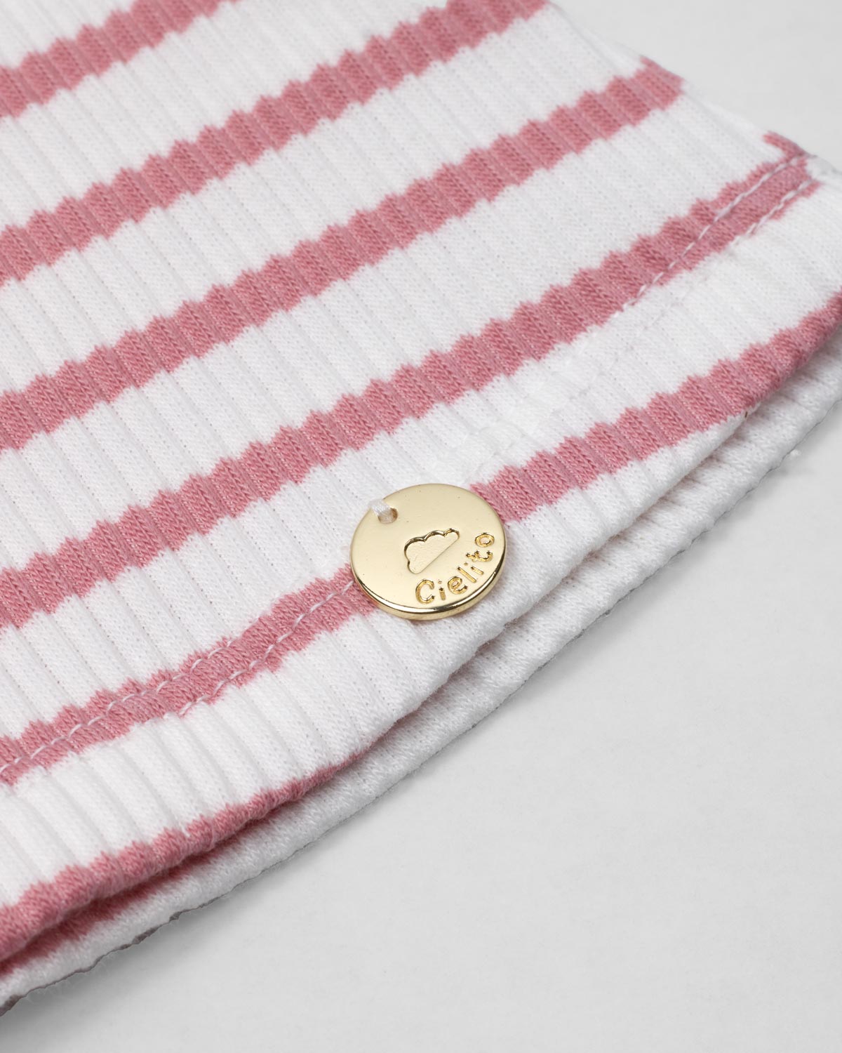 Blusa de rayas rosas con boleritos en mangas y estampado de cerezas para niña