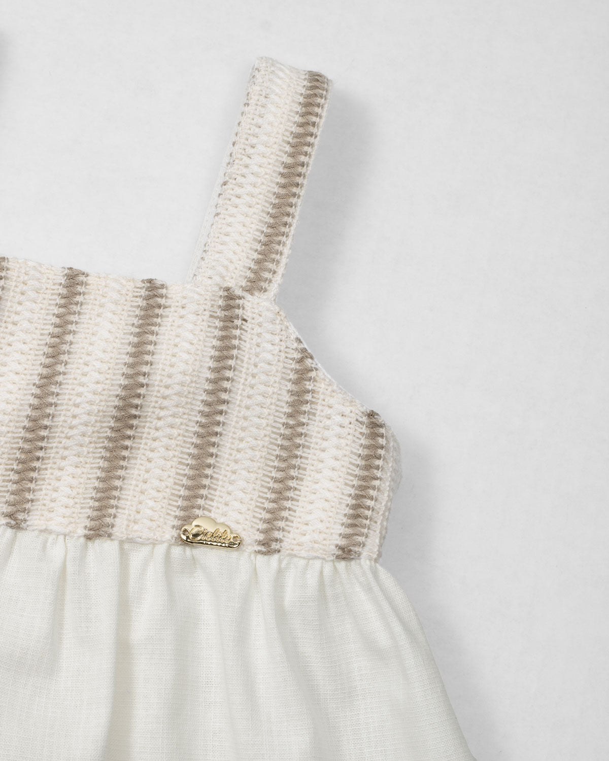 Blusa en lino con textura tejida y moño en espalda para niña