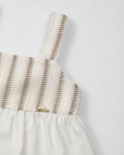 Blusa en lino con textura tejida y moño en espalda para niña