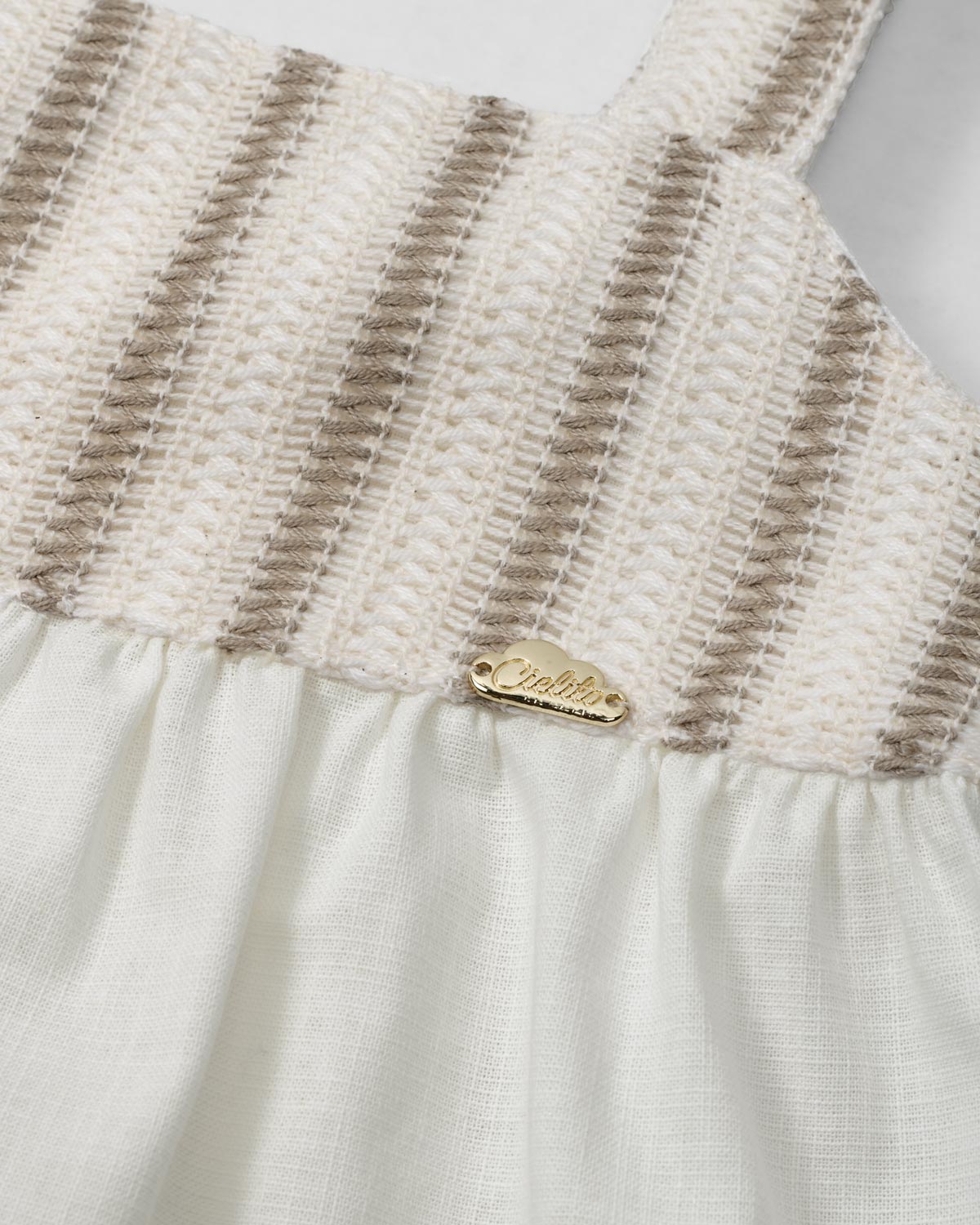 Blusa en lino con textura tejida y moño en espalda para niña