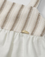 Blusa en lino con textura tejida y moño en espalda para niña