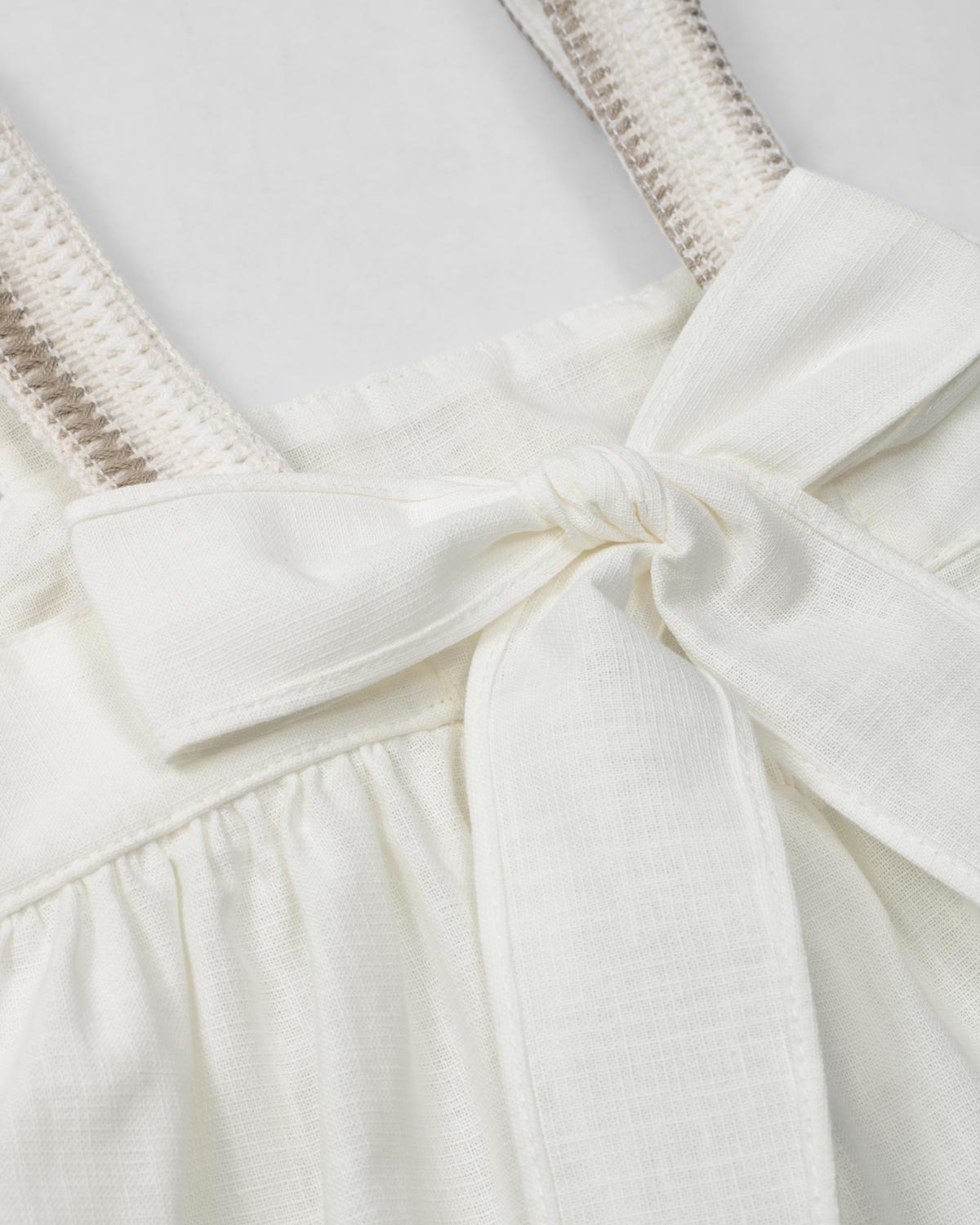 Blusa en lino con textura tejida y moño en espalda para niña