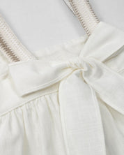 Blusa en lino con textura tejida y moño en espalda para niña