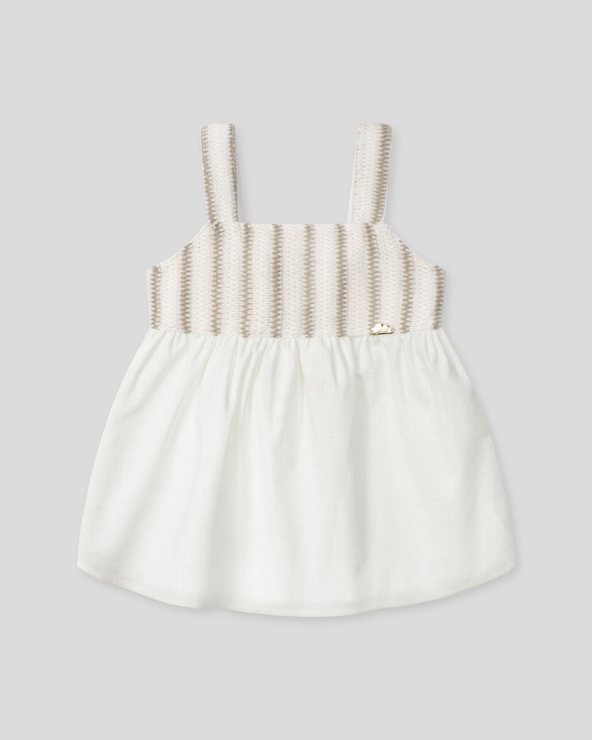 Blusa en lino con textura tejida y moño en espalda para niña