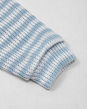 Saco en tela tejita blanco y azul con moño rosado para niña