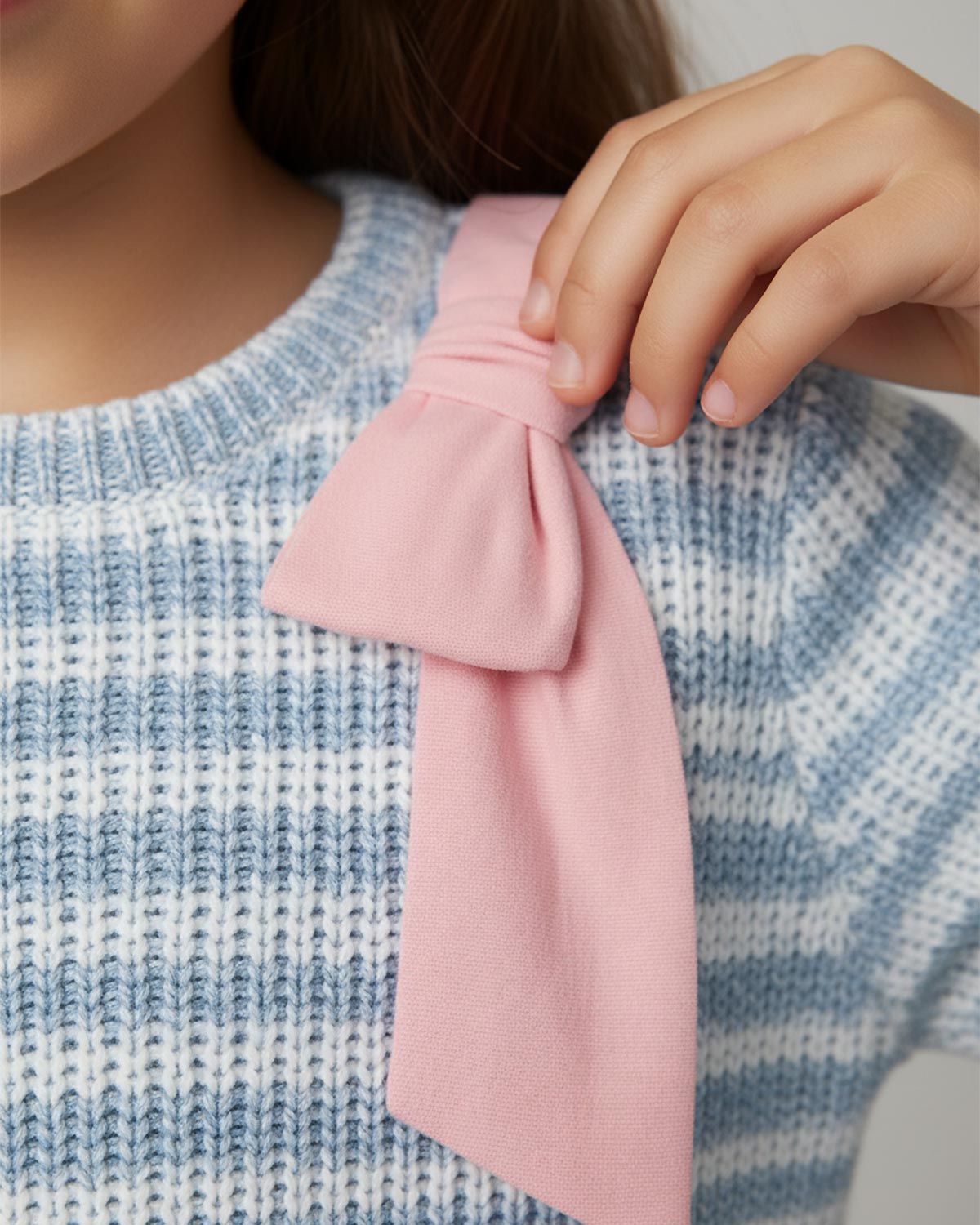 Saco en tela tejita blanco y azul con moño rosado para niña