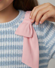 Saco en tela tejita blanco y azul con moño rosado para niña