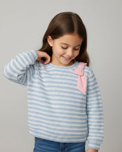 Saco en tela tejita blanco y azul con moño rosado para niña