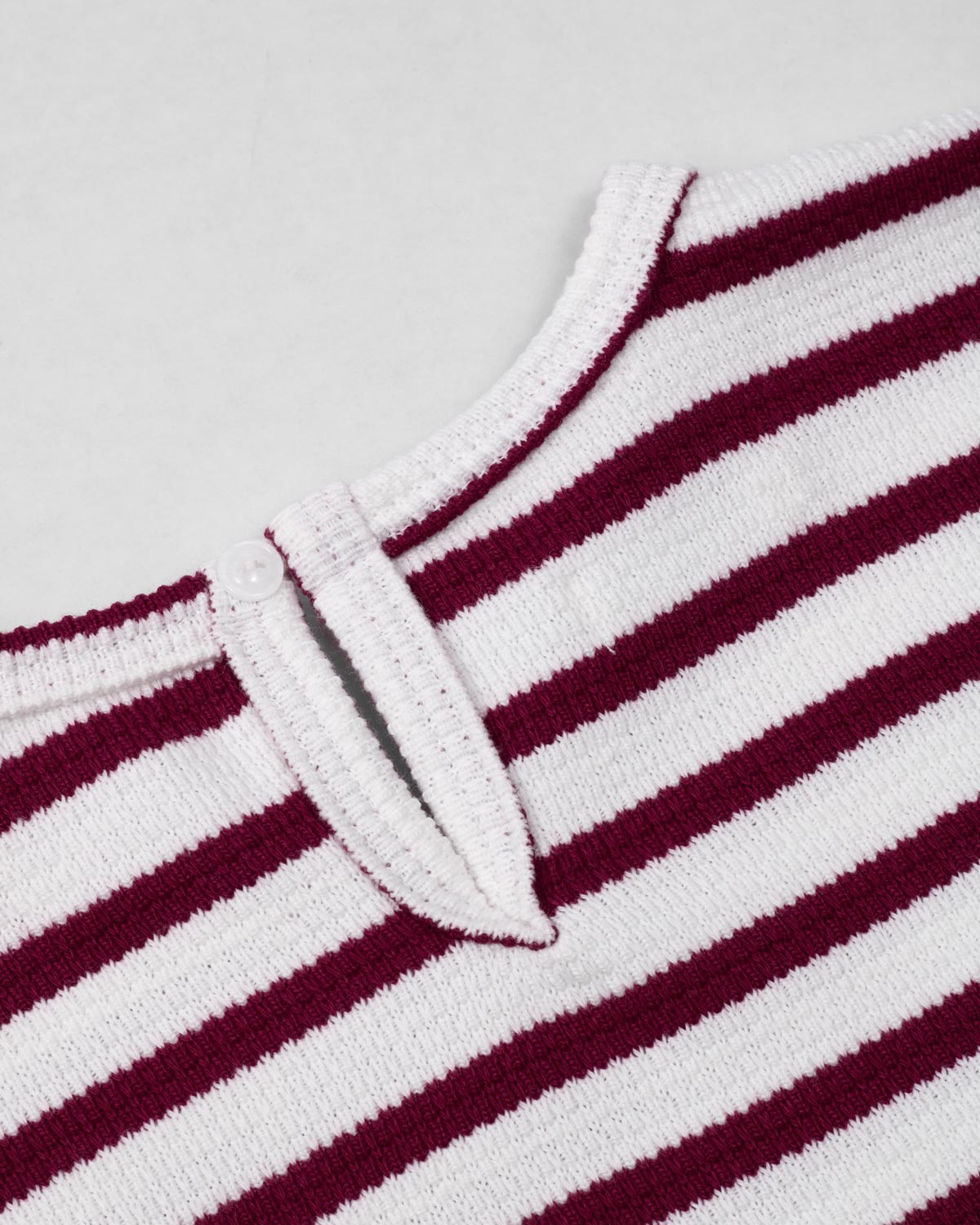 Camiseta blanca de rayas rojas con nudo para niña