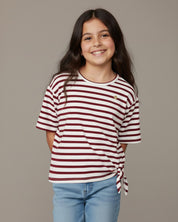 Camiseta blanca de rayas rojas con nudo para niña