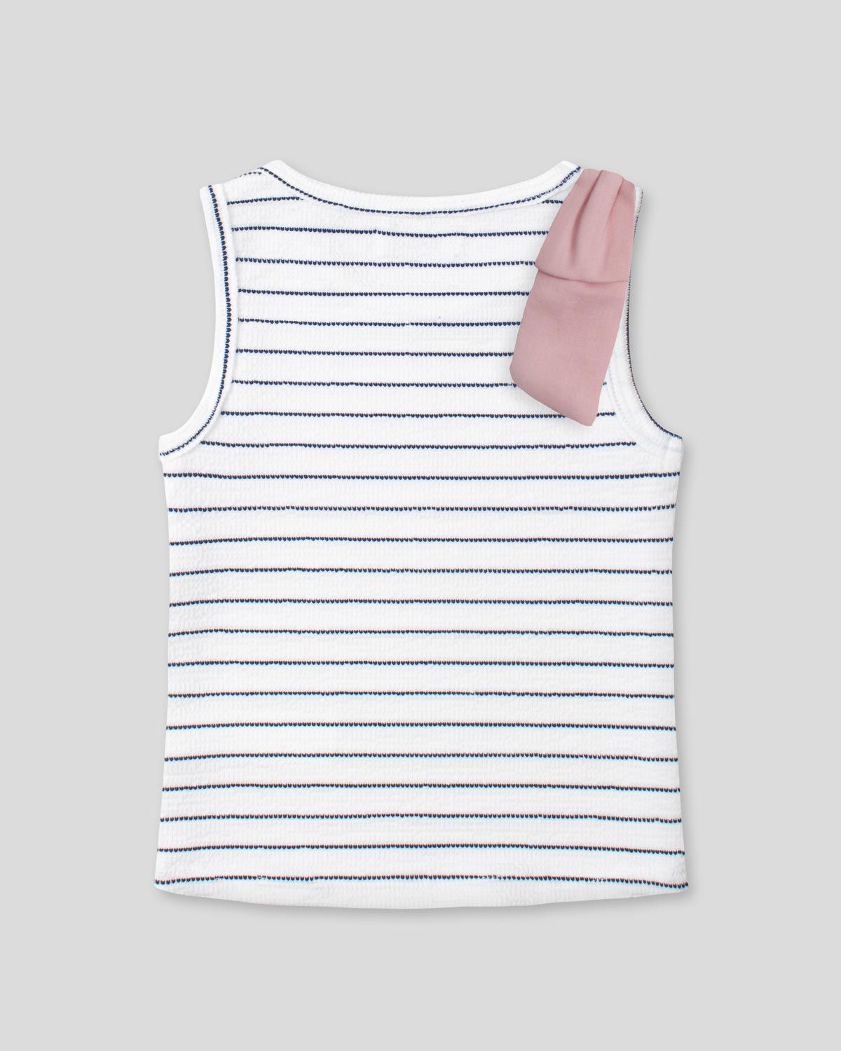 Blusa manga sisa blanca con líneas y moño rosa en hombro para niña