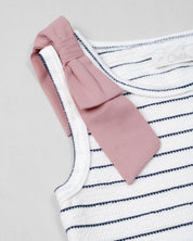 Blusa manga sisa blanca con líneas y moño rosa en hombro para niña