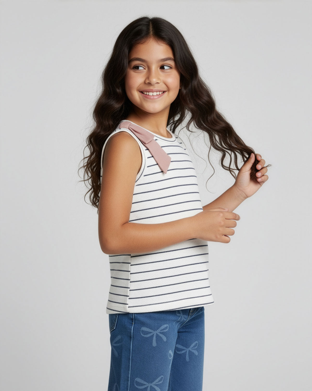 Blusa manga sisa blanca con líneas y moño rosa en hombro para niña