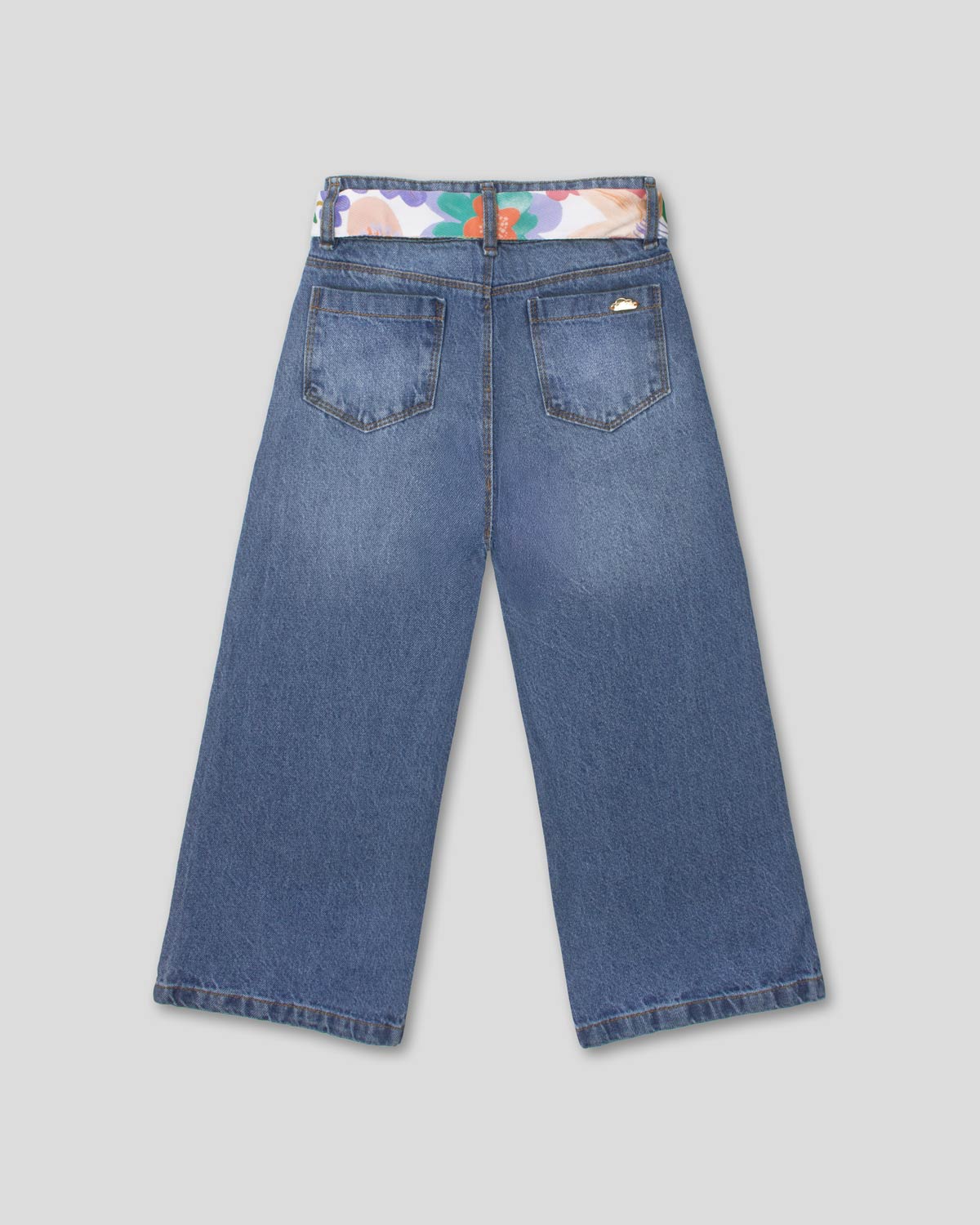 Jean denim marine fit con cinturón estampado y flores bordadas para niña
