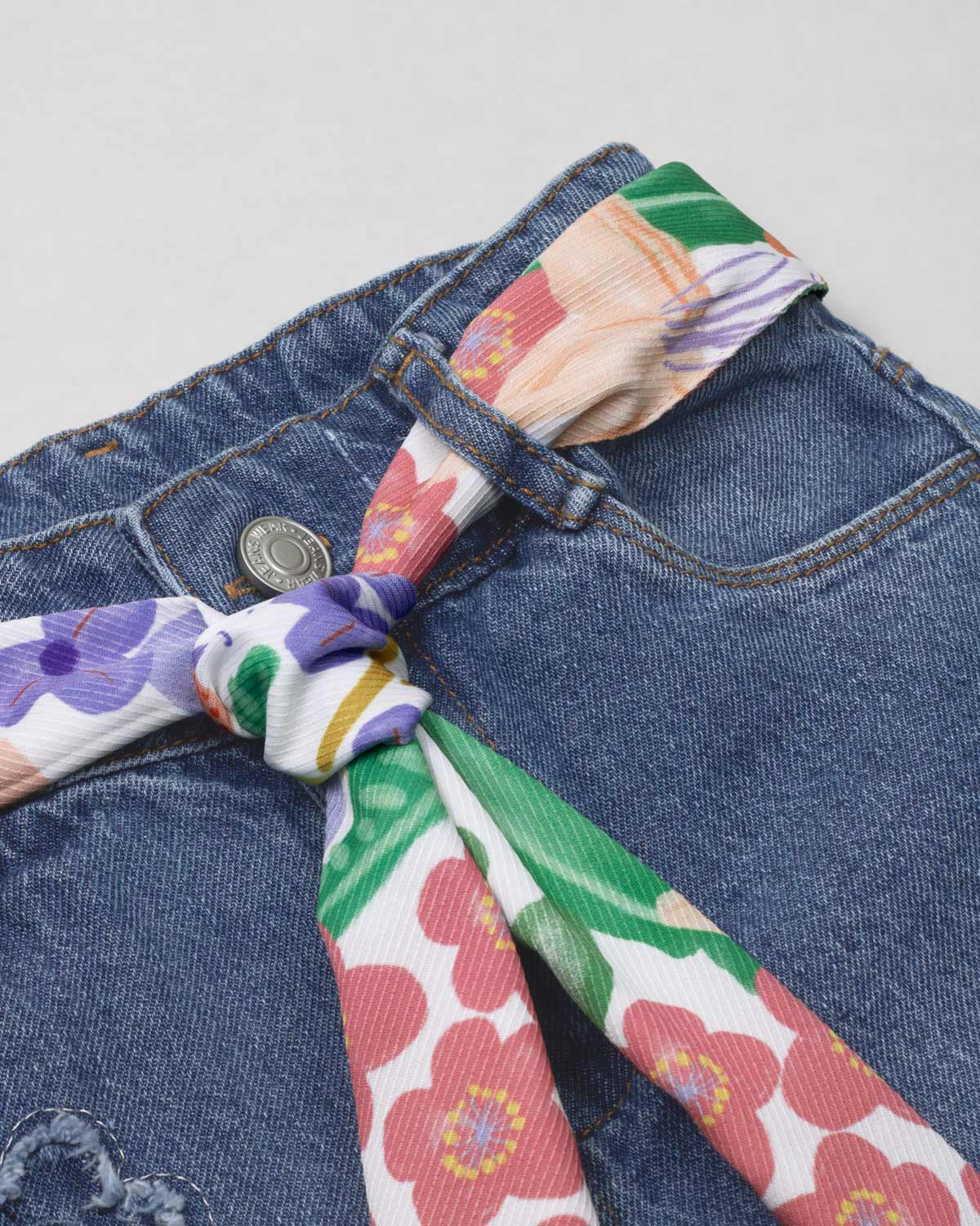Jean denim marine fit con cinturón estampado y flores bordadas para niña