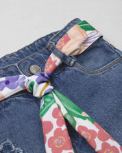 Jean denim marine fit con cinturón estampado y flores bordadas para niña