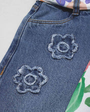 Jean denim marine fit con cinturón estampado y flores bordadas para niña