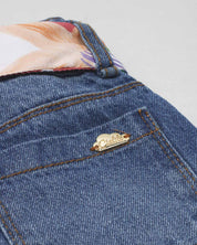 Jean denim marine fit con cinturón estampado y flores bordadas para niña