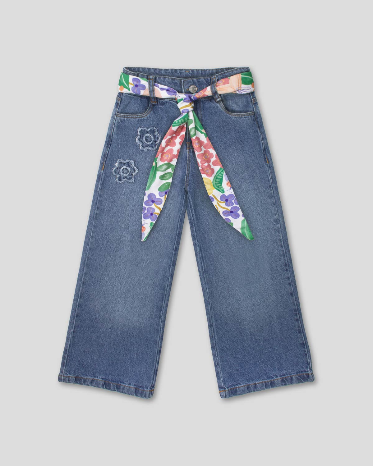 Jean denim marine fit con cinturón estampado y flores bordadas para niña
