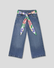 Jean denim marine fit con cinturón estampado y flores bordadas para niña