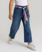 Jean denim marine fit con cinturón estampado y flores bordadas para niña