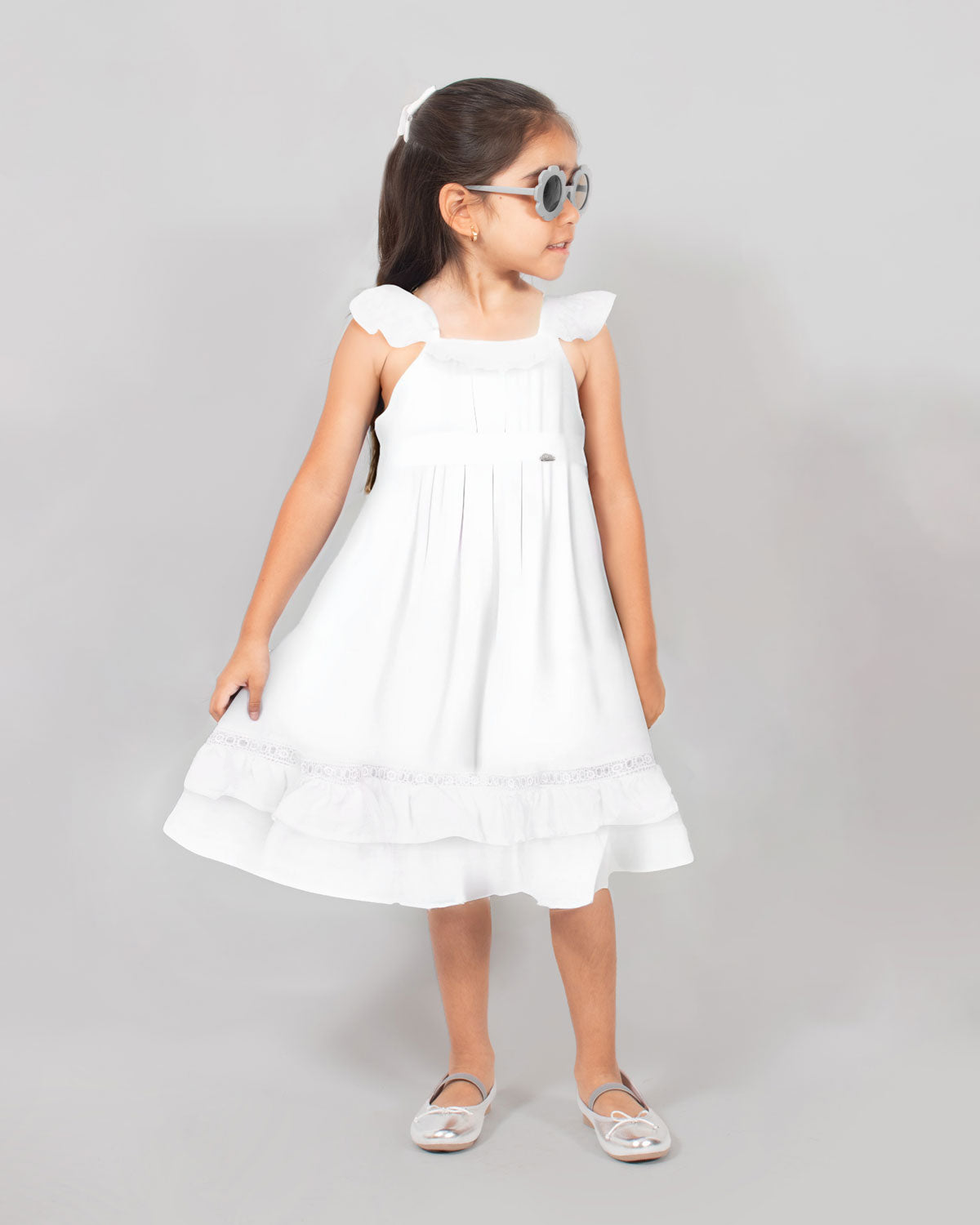 Vestido blanco con boleros y detalle de hoja rota para niña