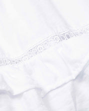 Vestido blanco con boleros y detalle de hoja rota para niña