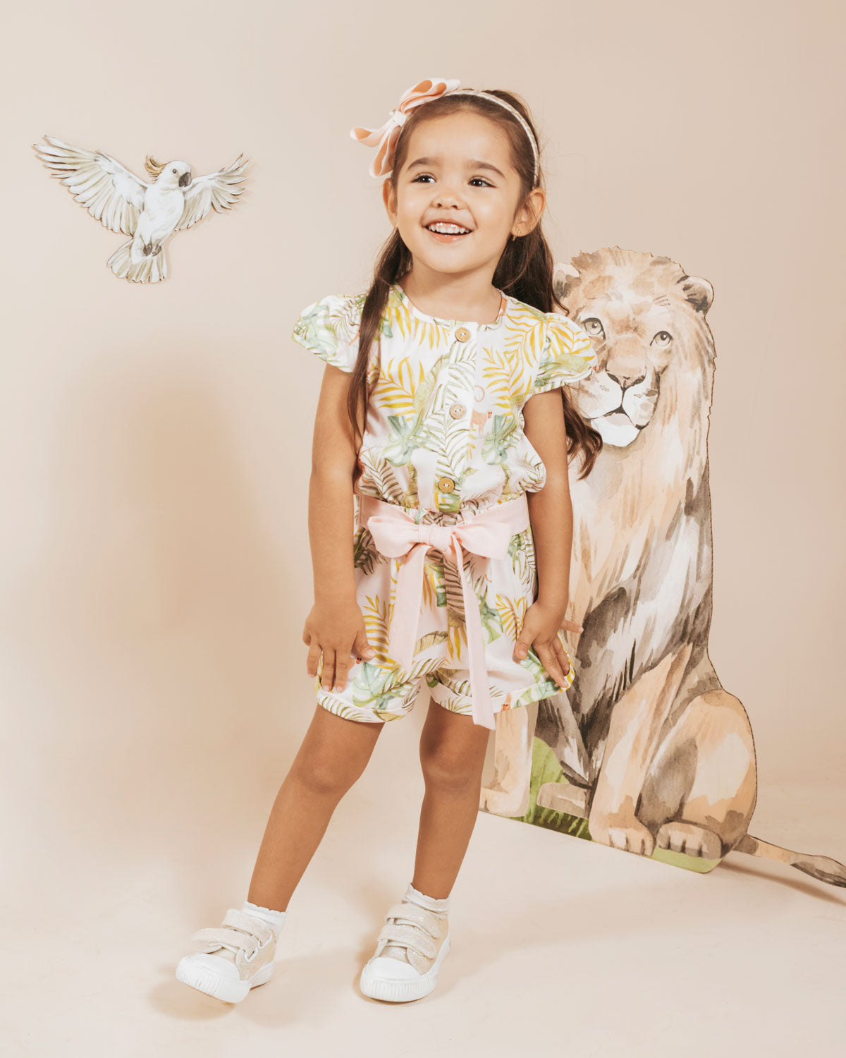 Enterizo corto estampado con botonadura y detalle de cinturón rosa para niña