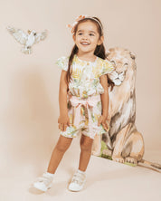 Enterizo corto estampado con botonadura y detalle de cinturón rosa para niña