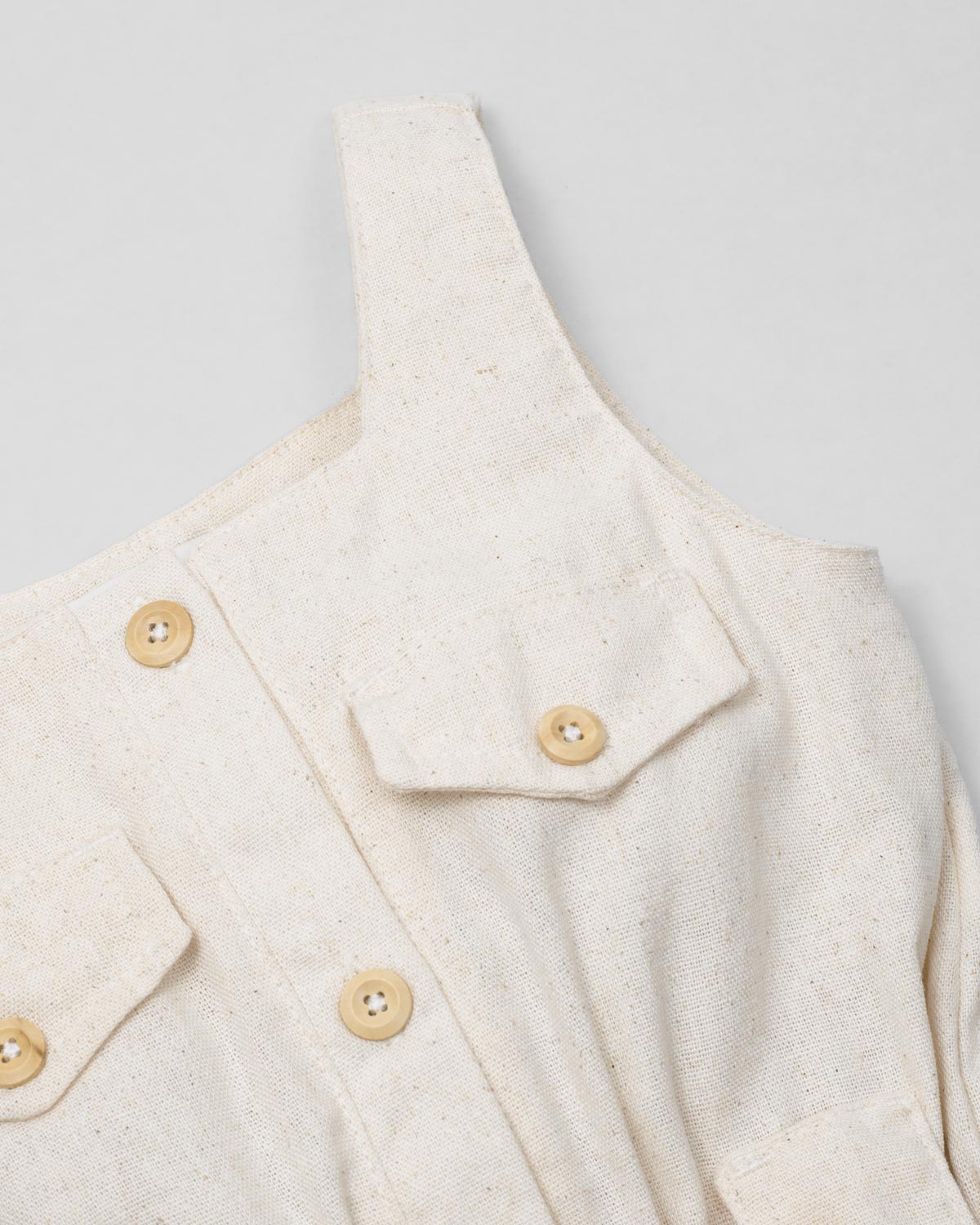 Enterizo en lino con botonadura y cinturón estampado para niña