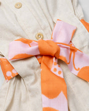 Enterizo en lino con botonadura y cinturón estampado para niña