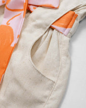 Enterizo en lino con botonadura y cinturón estampado para niña