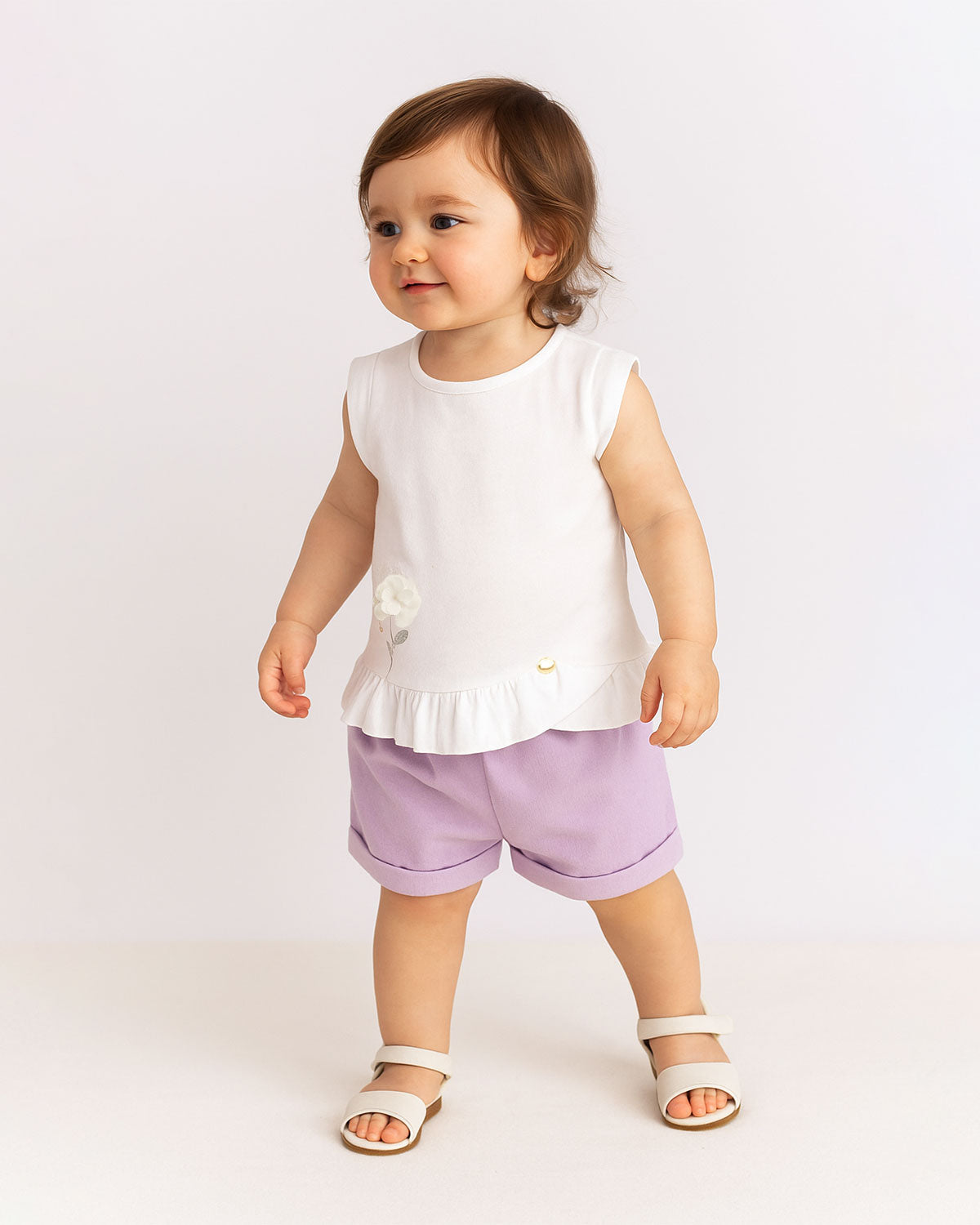 Conjunto blusa blanca sin mangas con aplique de flor y short lila para bebé niña
