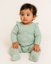 Pijama enteriza en tela tejida verde con botones y boleritos en hombro para bebé niña