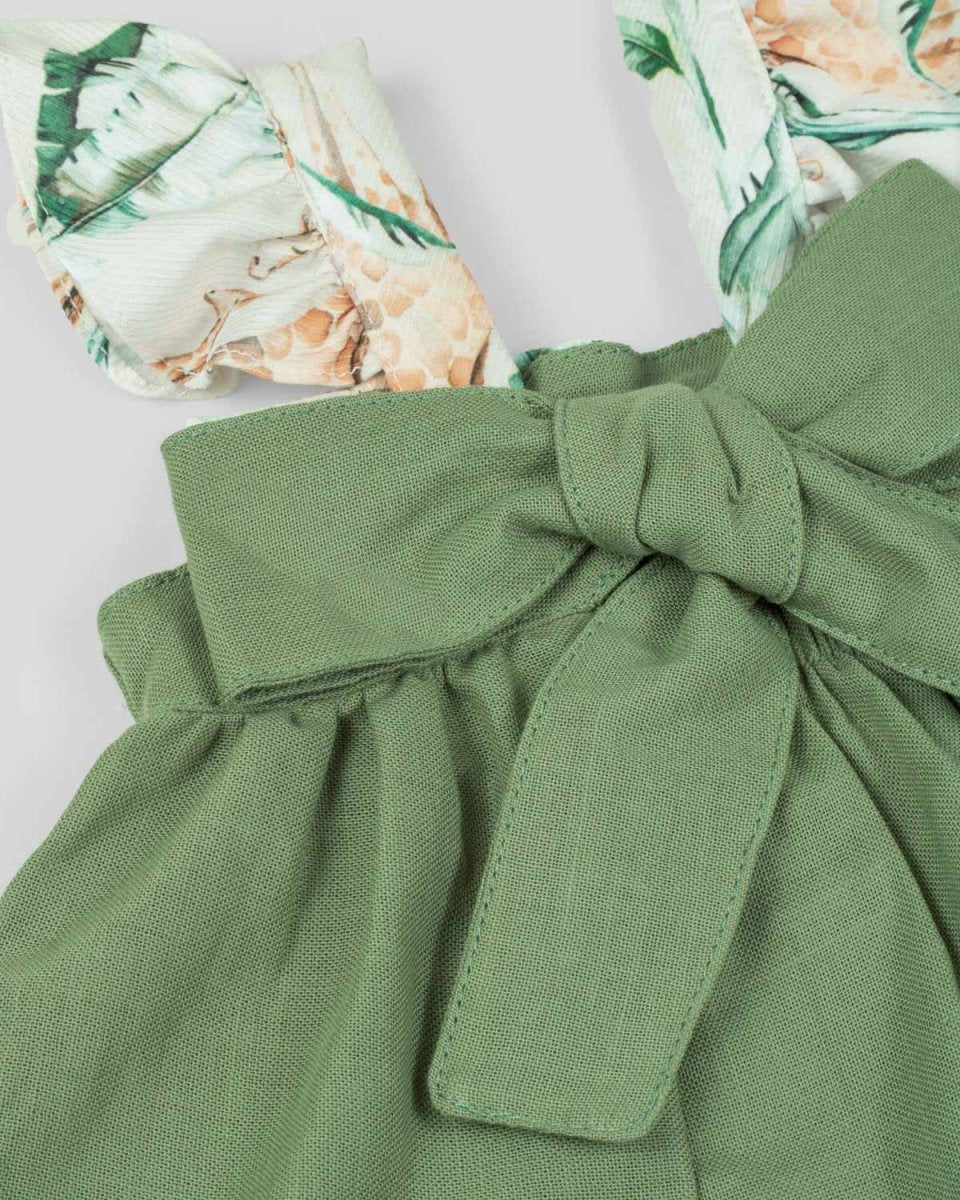 Conjunto blusa verde con detalles de moño y short beige para bebé niña - Cielito