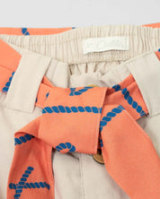 Pantalón beige con bolsillos cargo y cinturón naranja para niña - Cielito