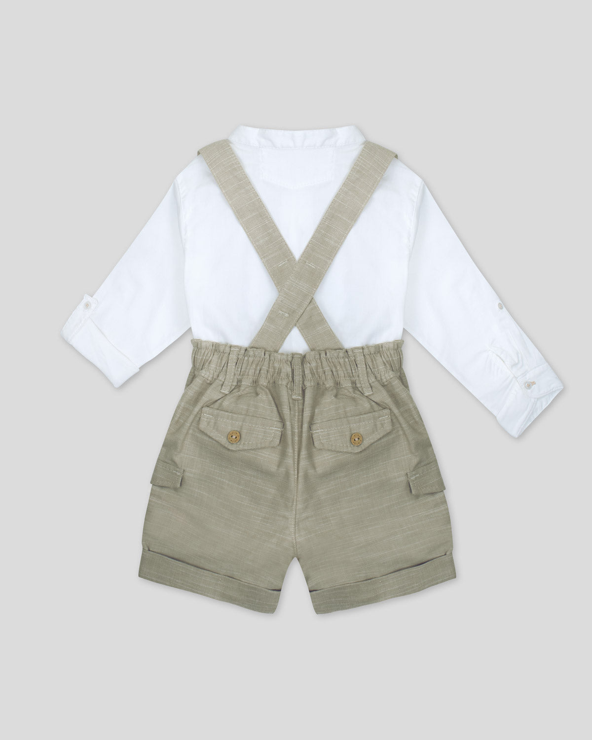 Conjunto camisa blanca manga larga tipo body y short beige con cargaderas para bebé niño