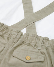 Conjunto camisa blanca manga larga tipo body y short beige con cargaderas para bebé niño