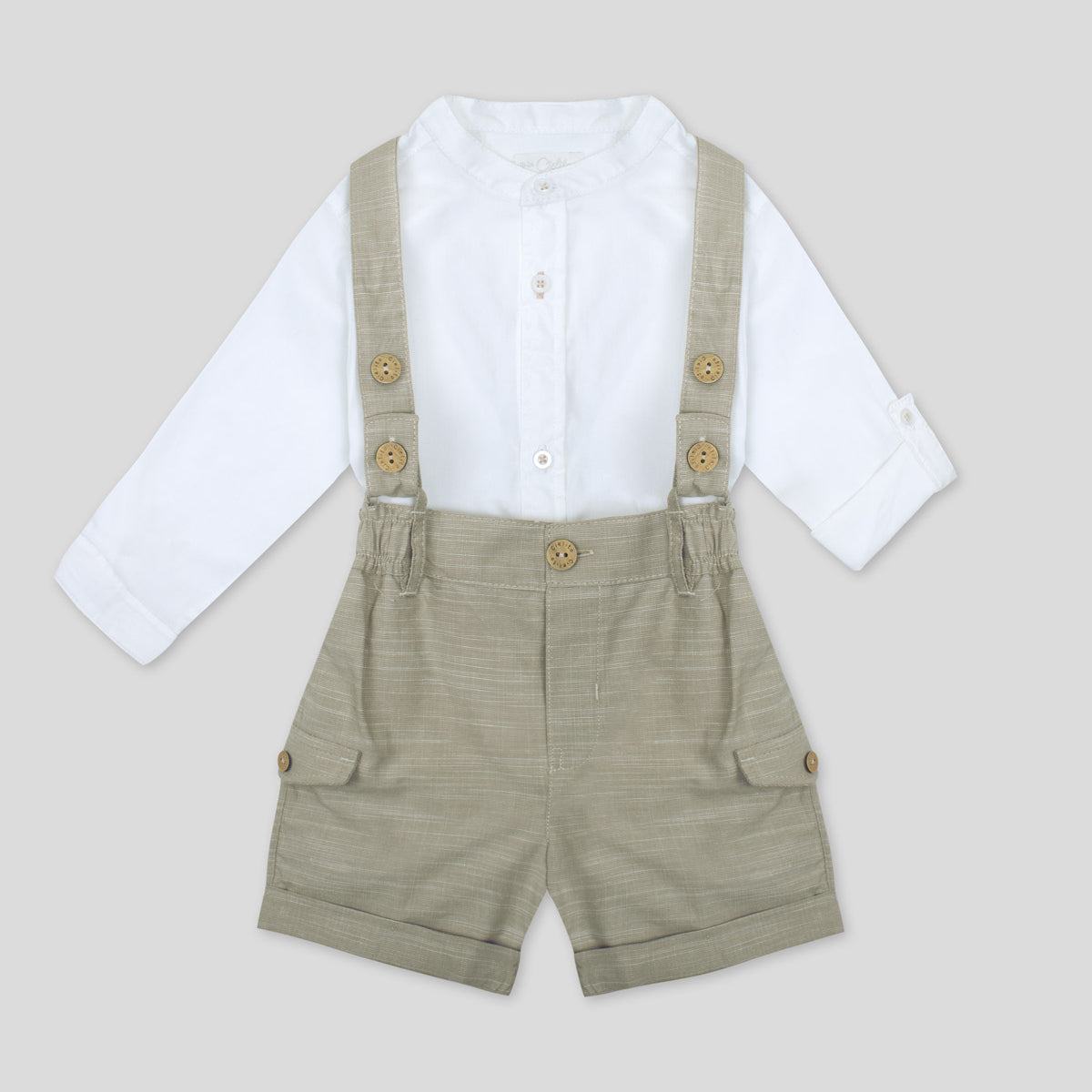 Conjunto camisa blanca manga larga tipo body y short beige con cargaderas para bebé niño