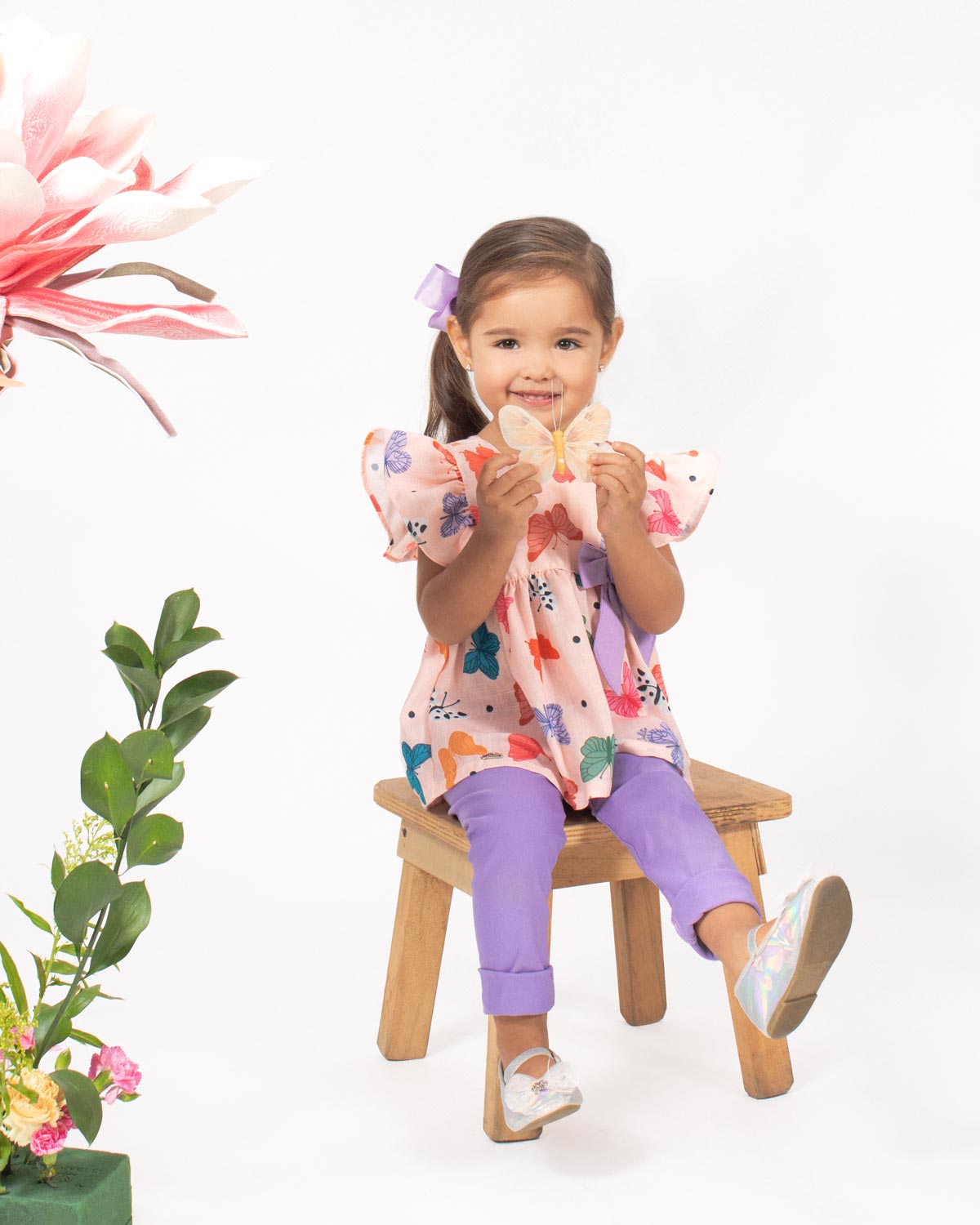 Conjunto blusa de mariposas con moño morado, detalle de bolero y leggins morado para bebé niña