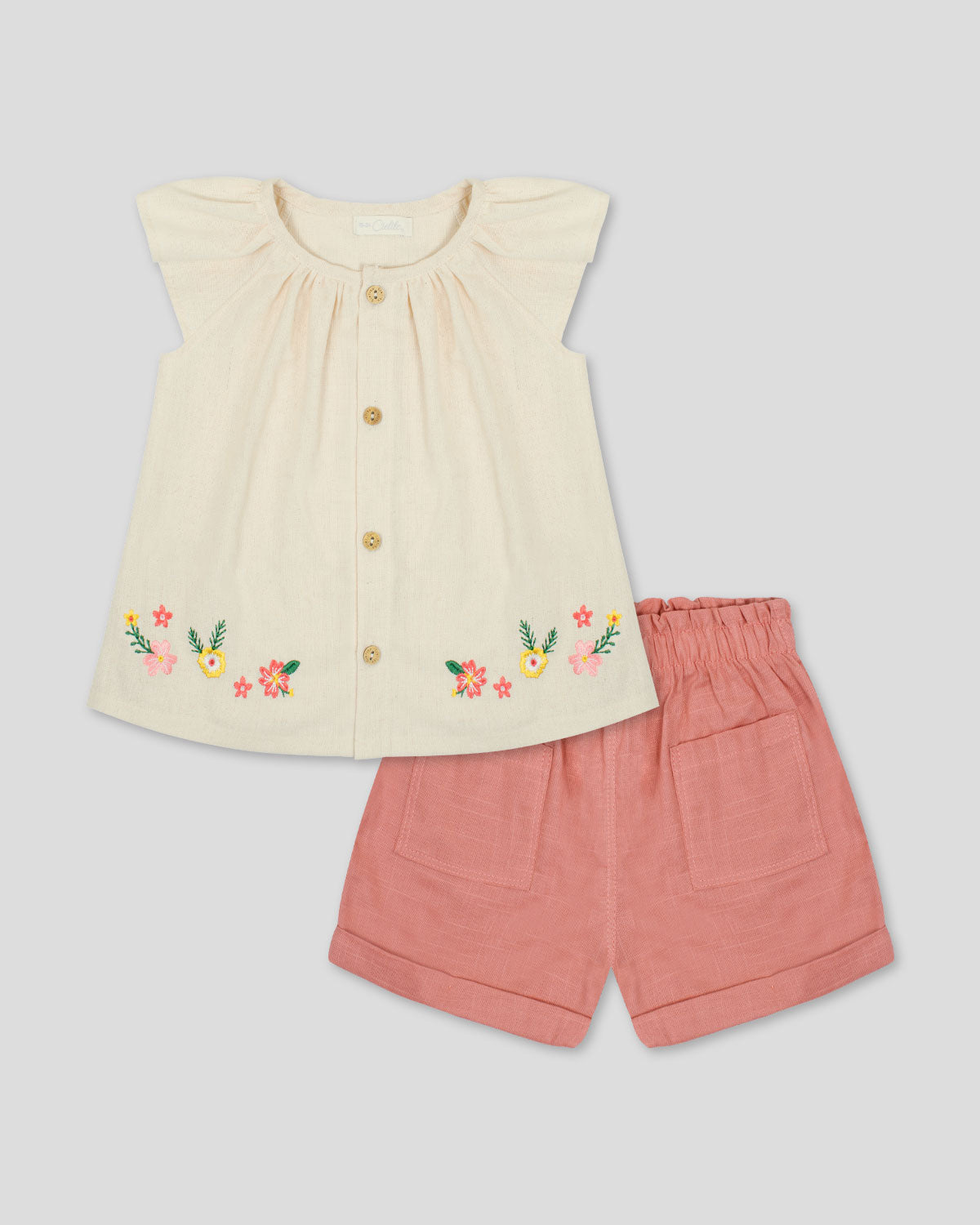 Conjunto blusa en lino de botonadura con detalle de bordado y short salmón para bebé niña