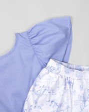 Conjunto blusa azul con boleros, detalle de moño y short estampado para bebé niña