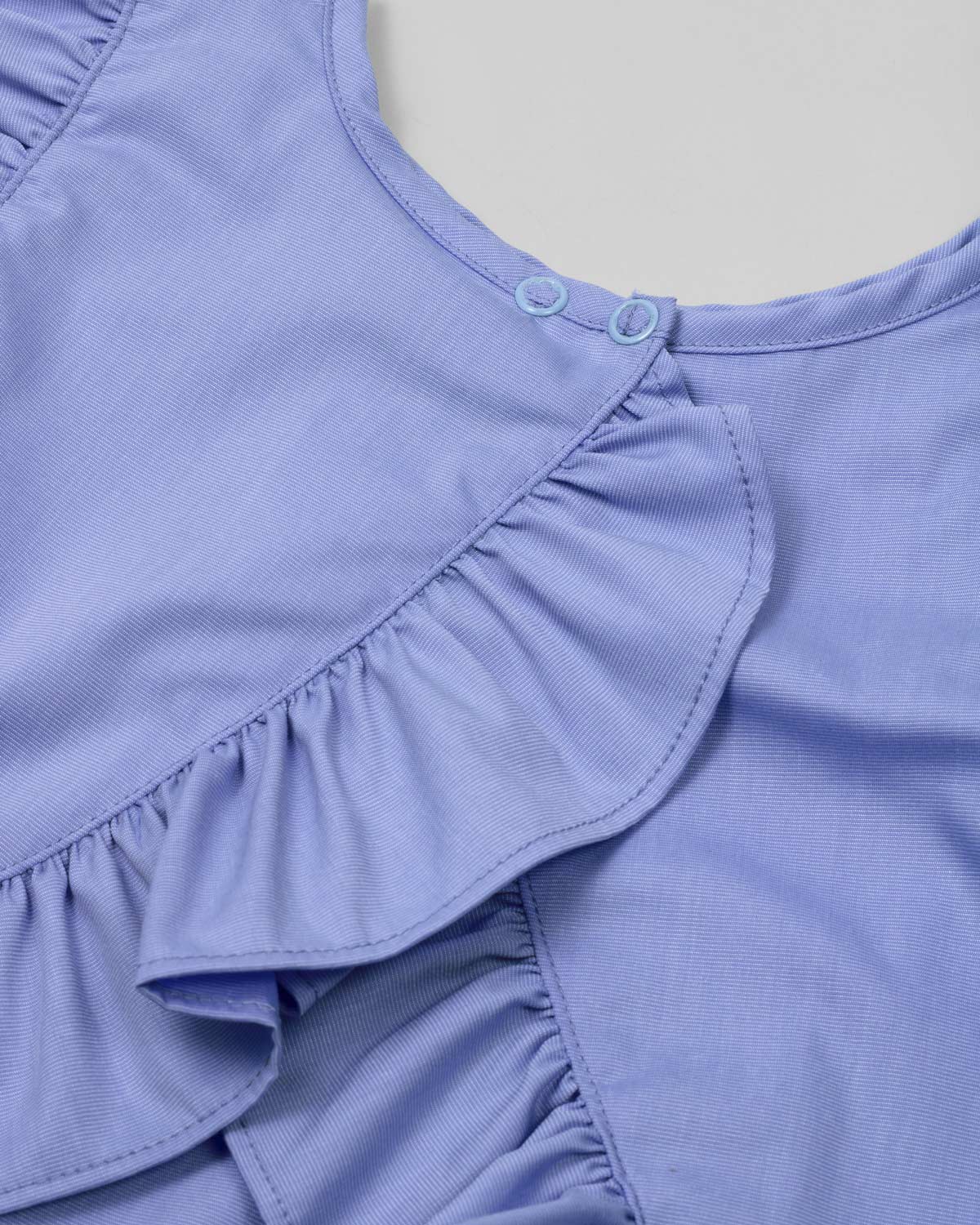 Conjunto blusa azul con boleros, detalle de moño y short estampado para bebé niña