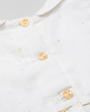 Conjunto blusa blanca en lino con estrellitas doradas, botonadura en espalda y short dorado para bebé niña