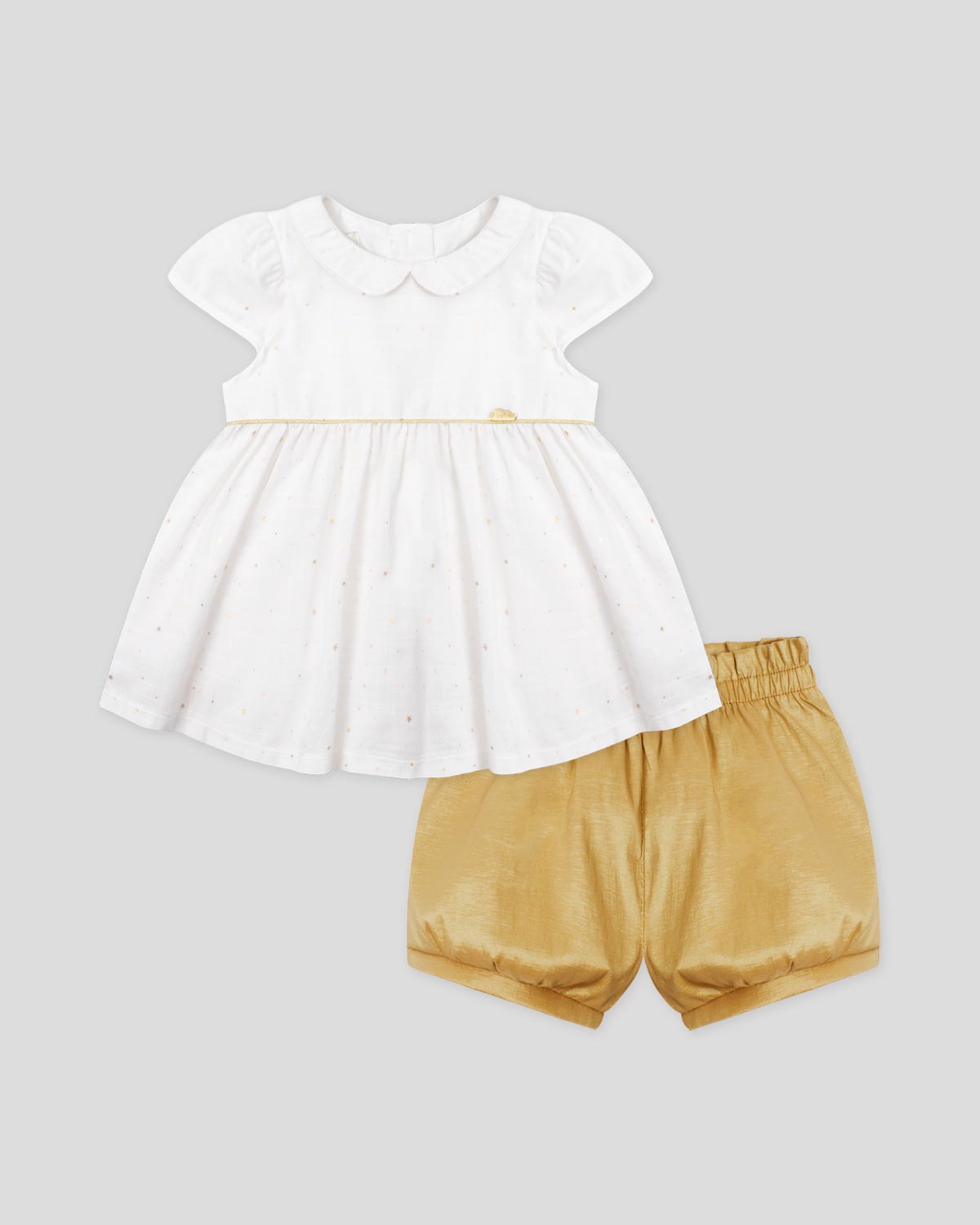 Conjunto blusa blanca en lino con estrellitas doradas, botonadura en espalda y short dorado para bebé niña