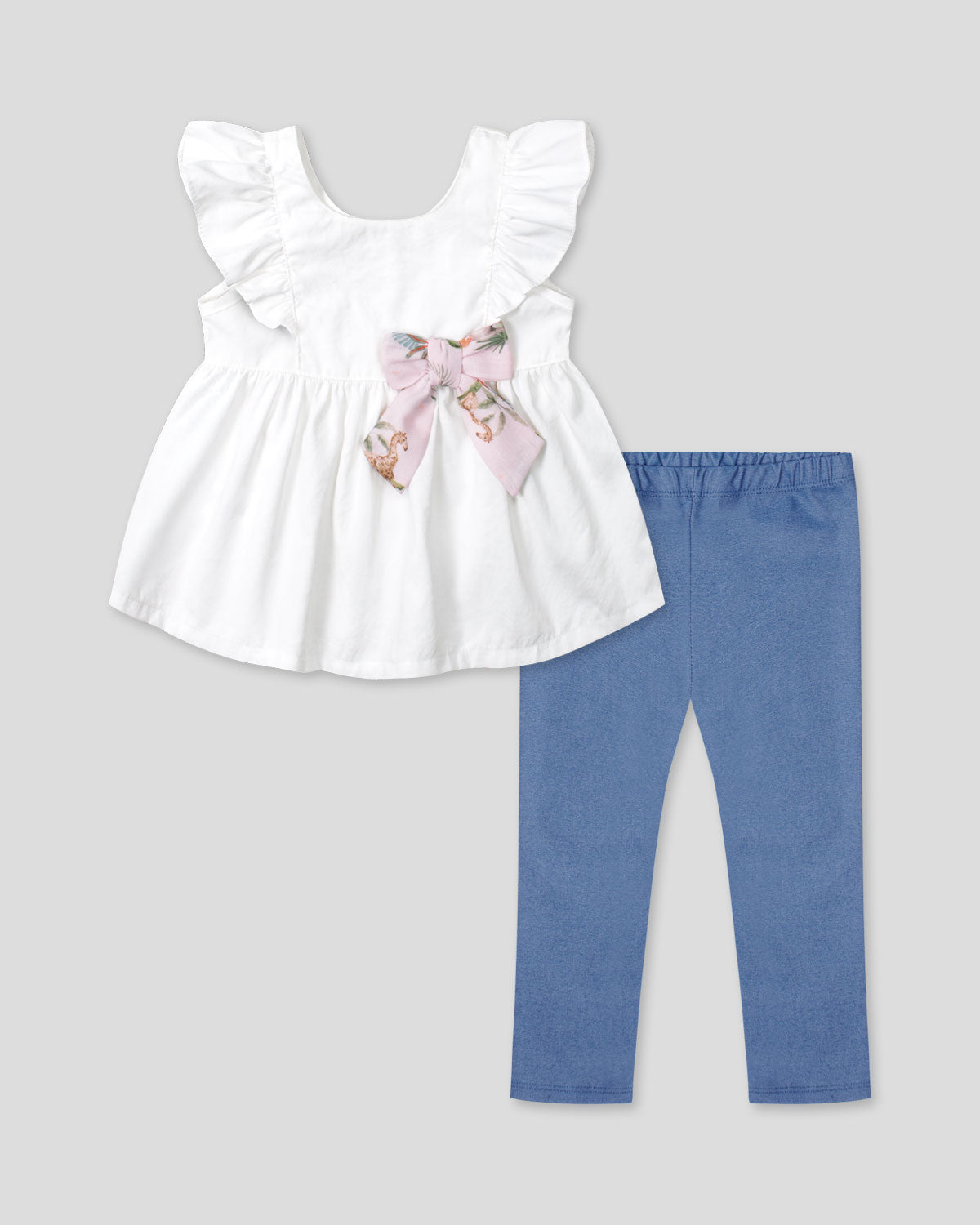 Conjunto blusa blanca con manga bolero, detalle de moño estampado y leggins azul para bebé niña