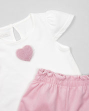 Conjunto camiseta blanca con corazón y short rosa para bebé niña