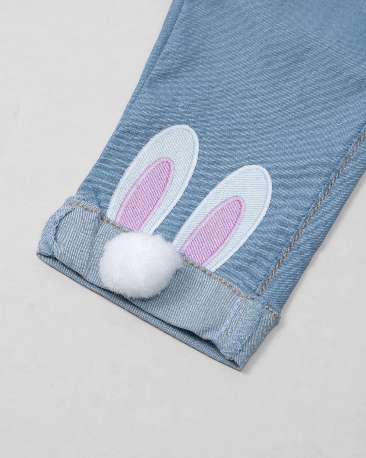 Conjunto blusa blanca con bolero, botones y leggins con estampado de orejitas de conejo para bebé niña